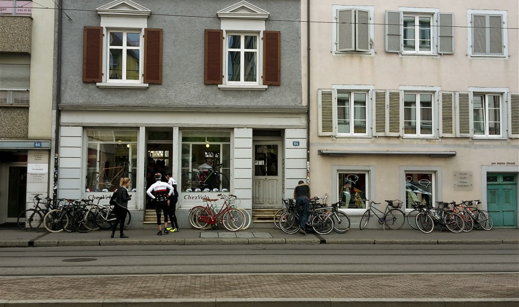 Überfall der Pelotonisten. Die Anwohner werden nervös, der Verkehr steht still.