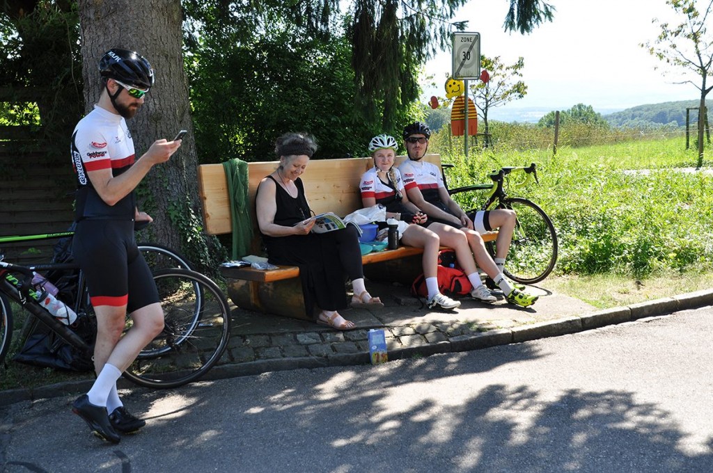 Das Supportbänkli mit Mutti und LAP