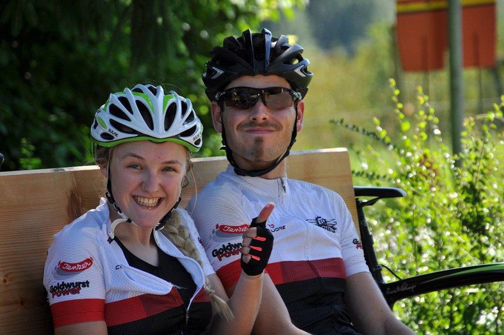 Mentalcoach Nicole ist fröhlich. Bei Joel wirkt das Lächeln bereits etwas erzwungen. 
